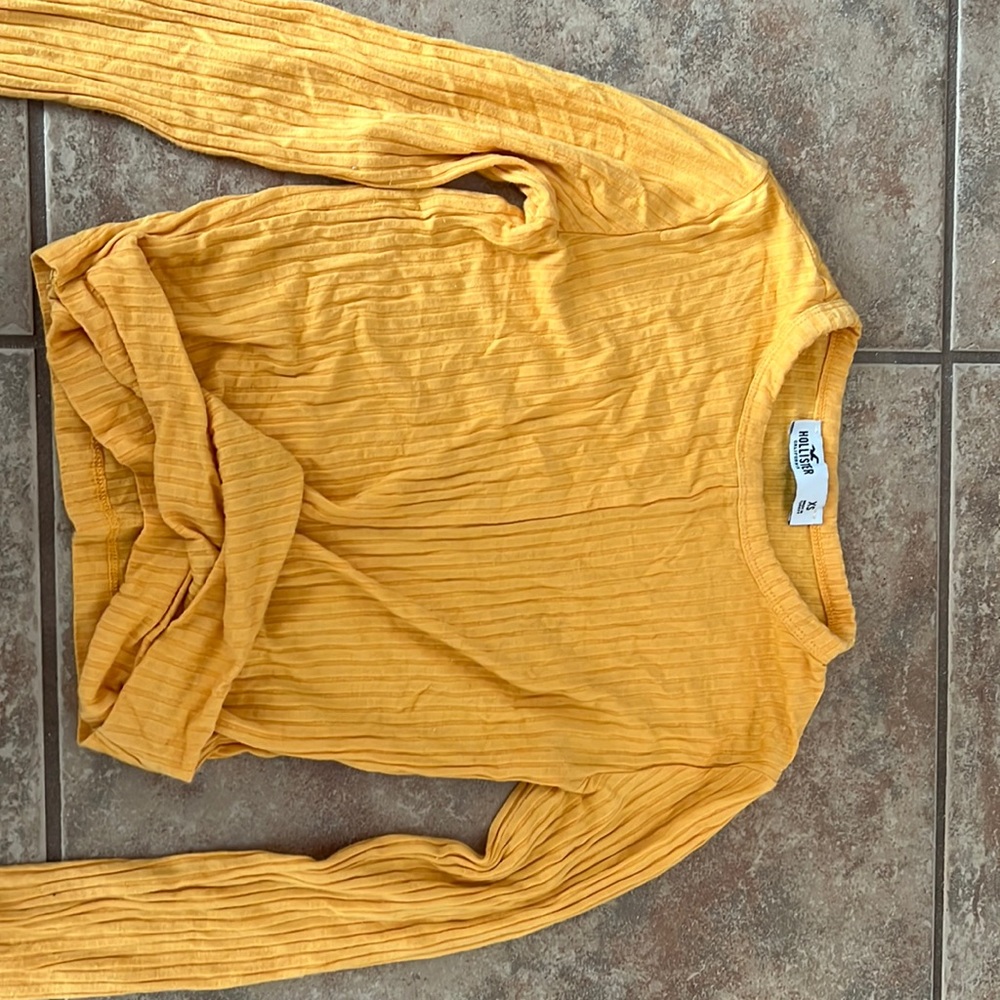 Hollister shirt only worn a few times!
